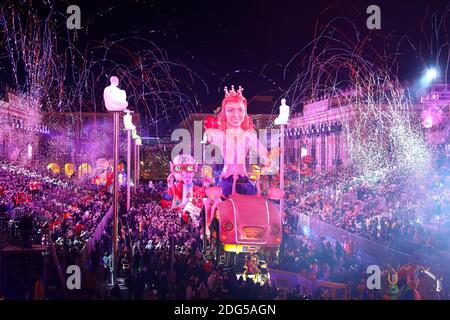 Sfilate di artisti per le strade di Nizza durante la 133a edizione del Carnevale di Nizza il 11 febbraio 2017 a Nizza, nella Francia sudorientale. Il carnevale di Nizza dura fino al 25 febbraio 2017 con il tema "il Re delle energie". Uno dei carnevali più popolari del mondo, famoso per attrarre fino a un milione di partigiani, il Carnevale di Nizza quest'anno si svolge lungo un nuovo percorso, la Promenade du Paillon, mentre la città tenta di gettare via il pall del terrorismo che ha colpito il giorno della Bastiglia l'anno scorso. Foto di Philippe Farjon/ABACAPRESS.COM Foto Stock