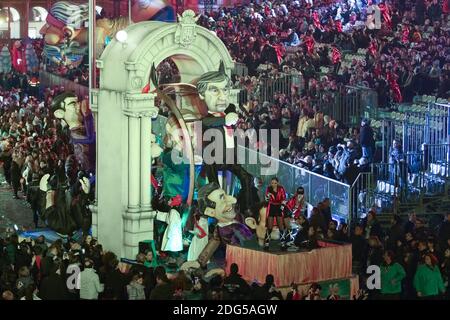 Sfilate di artisti per le strade di Nizza durante la 133a edizione del Carnevale di Nizza il 11 febbraio 2017 a Nizza, nella Francia sudorientale. Il carnevale di Nizza dura fino al 25 febbraio 2017 con il tema "il Re delle energie". Uno dei carnevali più popolari del mondo, famoso per attrarre fino a un milione di partigiani, il Carnevale di Nizza quest'anno si svolge lungo un nuovo percorso, la Promenade du Paillon, mentre la città tenta di gettare via il pall del terrorismo che ha colpito il giorno della Bastiglia l'anno scorso. Foto di Philippe Farjon/ABACAPRESS.COM Foto Stock