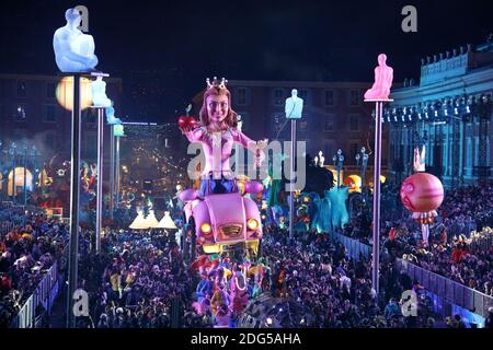 Sfilate di artisti per le strade di Nizza durante la 133a edizione del Carnevale di Nizza il 11 febbraio 2017 a Nizza, nella Francia sudorientale. Il carnevale di Nizza dura fino al 25 febbraio 2017 con il tema "il Re delle energie". Uno dei carnevali più popolari del mondo, famoso per attrarre fino a un milione di partigiani, il Carnevale di Nizza quest'anno si svolge lungo un nuovo percorso, la Promenade du Paillon, mentre la città tenta di gettare via il pall del terrorismo che ha colpito il giorno della Bastiglia l'anno scorso. Foto di Philippe Farjon/ABACAPRESS.COM Foto Stock