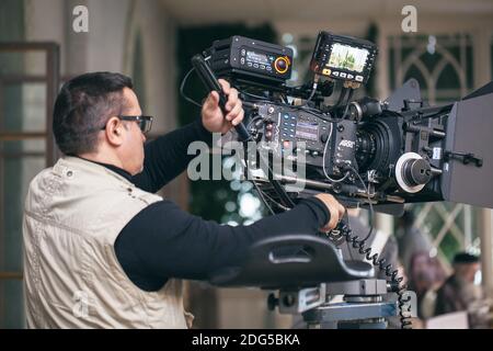 Operatore telecamera che lavora durante la ripresa Foto Stock