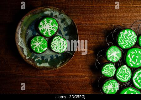 Biscotti allo zucchero al cioccolato bianco e verde Foto Stock