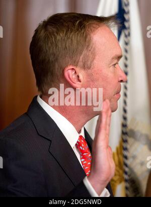 L'ex rappresentante degli Stati Uniti Mick Mulvaney (Repubblicano della Carolina del Sud) ha giurato di essere Direttore dell'Ufficio di Gestione e bilancio (OMB) nell'Ufficio Ceremoniale del Vice Presidente della Casa Bianca a Washington, DC, USA, giovedì 16 febbraio 2017. Foto di Ron Sachs/CNP/ABACAPRESS.COM Foto Stock