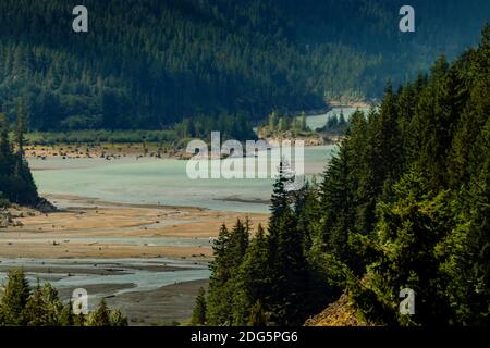 Il fiume Brandywine si snoda attraverso la valle. Panoramica costa della Columbia Britannica, Canada. Brandywine Falls si trova sul mare a cielo autostrada tra V Foto Stock