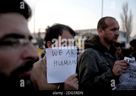 Migranti la maggior parte di loro dall'Afghanistan, partecipano ad un raduno di protesta contro le condizioni di vita nel campo profughi nei locali dell'ex aeroporto Hellenikon ad Atene, Grecia, il 18 febbraio 2017. Foto di Panayotis Tzamaros/ABACAPRESS.COM Foto Stock