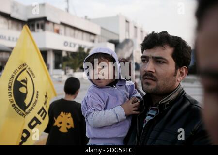 Migranti la maggior parte di loro dall'Afghanistan, partecipano ad un raduno di protesta contro le condizioni di vita nel campo profughi nei locali dell'ex aeroporto Hellenikon ad Atene, Grecia, il 18 febbraio 2017. Foto di Panayotis Tzamaros/ABACAPRESS.COM Foto Stock