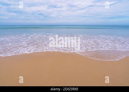 Bella spiaggia di sabbia marina nella stagione estiva alla spiaggia di patong Phuket Thailandia il 24,2020 novembre Concept Travel background e Business tour intorno al w Foto Stock