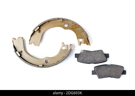 set di pastiglie freno in amianto e ganascia freno per freni a disco e a tamburo, pezzi di ricambio dell'impianto frenante isolato su fondo bianco top v Foto Stock