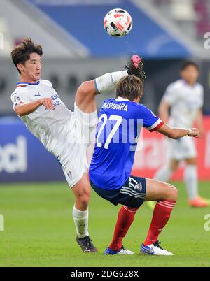 Doha, Qatar. 7 Dic 2020. Ken Matsubara (R) di Yokohama F Marinos vies con Kim min-woo di Suwon Samsung Bluewings durante il round del 16 partita della AFC Champions League tra Yokohama F Marinos del Giappone e Suwon Samsung Bluewings della Corea del Sud a Doha, Qatar, 7 dicembre 2020. Credit: Nikku/Xinhua/Alamy Live News Foto Stock