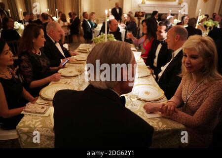 WASHINGTON, DC - FEBBRAIO 26: AFP OUT Texas Governatore Greg Abbott (torna alla fotocamera), Maryland Governatore Larry Hogan e altri si siedono insieme durante la cena annuale Governatori nella Sala Est della Casa Bianca Febbraio 26, 2017 a Washington, DC. Parte dell'AssociationÕs incontro annuale dei Governatori nazionali nella capitale della nazione, la cena e la palla di cravatta nera è il primo evento formale che i Trumps ospiteranno alla Casa Bianca da quando si è spostato nel mese scorso. (Foto di chip Somodevilla/Getty Images) Foto Stock