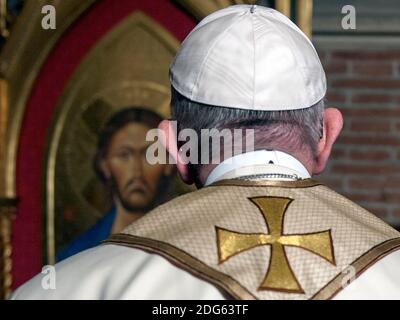 Papa Francesco benedice un'icona di Cristo Salvatore appena commissionata durante una visita alla Chiesa Anglicana di tutti i Santi, nel cuore di Roma, il 26 febbraio 2017. Il Papa ha presieduto un servizio di evensong con il vescovo della diocesi anglicana in Europa Robert Innes. È la prima volta che un papa visita una chiesa anglicana a Roma e fa parte delle celebrazioni del 200° anniversario di tutti i Santi. FOTO di ABACAPRESS.COM Foto Stock