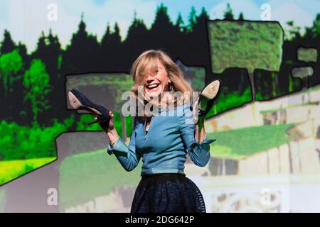 Il presidente dell'Euro Disney Catherine Powell tiene le sue scarpe durante una cerimonia per celebrare il 25° anniversario del Disneyland Paris Resort a Chessy, a est di Parigi, in Francia, il 25 febbraio 2017. Foto di Kamil Zihnioglu/piscina/ABACAPRESS.COM Foto Stock