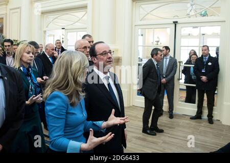 Il presidente francese Francois Holland (R) e il presidente di Euro Disney Catherine Powell camminano nel Newport Bay Disney Hotel in occasione di una cerimonia per celebrare il 25° anniversario di Disneyland Paris Resortin Chessy, ad est di Parigi, Francia, il 25 febbraio 2017. Foto di Kamil Zihnioglu/piscina/ABACAPRESS.COM Foto Stock