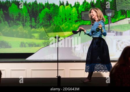 Il presidente dell'Euro Disney Catherine Powell tiene le sue scarpe durante una cerimonia per celebrare il 25° anniversario del Disneyland Paris Resort a Chessy, a est di Parigi, in Francia, il 25 febbraio 2017. Foto di Kamil Zihnioglu/piscina/ABACAPRESS.COM Foto Stock