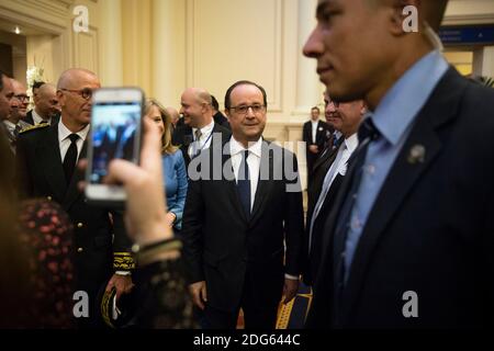 Il presidente francese Francois Hollande partecipa a una cerimonia in occasione del 25° anniversario del Disneyland Paris Resort a Chessy, a est di Parigi, in Francia, il 25 febbraio 2017. Foto di Kamil Zihnioglu/piscina/ABACAPRESS.COM Foto Stock