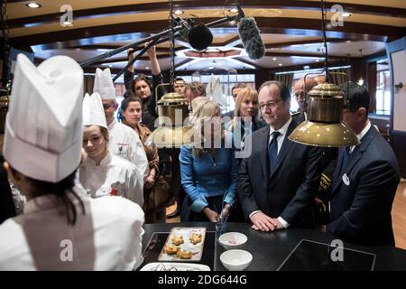 Il presidente francese Francois Hollande © insieme al presidente di Euro Disney Catherine Powell guardano gli apprendisti a cucinare mentre partecipano ad una cerimonia per celebrare il 25° anniversario del Disneyland Paris Resort a Chessy, ad est di Parigi, Francia, il 25 febbraio 2017. Foto di Kamil Zihnioglu/piscina/ABACAPRESS.COM Foto Stock