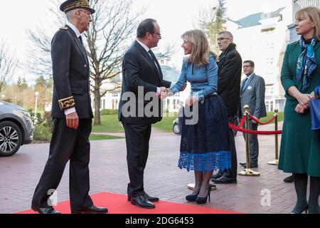 Il presidente francese Francois Hollande è accolto dal presidente di Euro Disney Catherine Powell prima di una cerimonia per celebrare il 25° anniversario del Disneyland Paris Resort a Chessy, ad est di Parigi, Francia, il 25 febbraio 2017. Foto di Kamil Zihnioglu/piscina/ABACAPRESS.COM Foto Stock