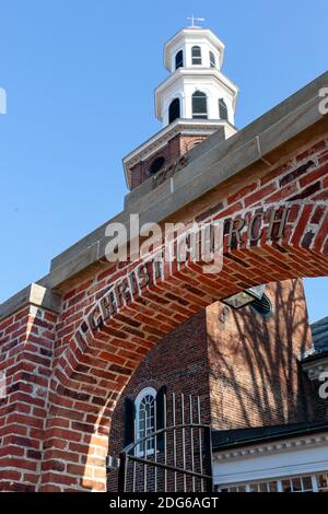 Alessandria, VA, USA 11-29-2020: Primo piano immagine verticale dell'ingresso della storica Chiesa di Cristo. Questo edificio in mattoni con una torre fu costruito nel 1773 Foto Stock