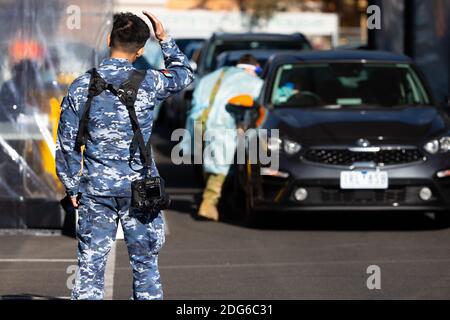 Melbourne, Australia, 1 luglio 2020. L'ADF Media Unit prende immagini del personale dell'ADF che esegue test presso il sito di Mobile Testing di Fawkner mentre 36 sobborghi di Melbourne tornano in stretto blocco a Victoria durante il COVID 19 il 1° luglio 2020 a Melbourne, Australia. Victoria soffre di un aumento sostenuto delle nuove infezioni in un blitz record di 20,000 test al giorno negli hotspot di Melbourne. Victoria ha registrato 73 nuovi casi di coronavirus durante la notte, il che porta il totale dei casi attivi fino a 370 da giovedì 25 giugno. Il Premier di Stato, Daniel Andrews ha annunciato martedì 30 Ju Foto Stock