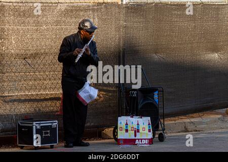 Alexandria, VA, USA 11-28-2020: Primo piano, immagine isolata di un musicista di strada afroamericano che suona flauto nel quartiere storico di Alexand Foto Stock