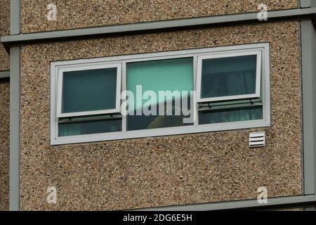 Melbourne, Australia, 7 luglio 2020. Un uomo è visto fare un segno d'amore con le mani alla sua finestra del 120 Racecourse Road Housing complesso in mezzo al terzo giorno intero del blocco totale di 9 case commissione alte torri in Nord Melbourne e Flemington durante COVID 19 il 7 luglio, 2020 a Melbourne, Australia. Dopo aver registrato un horror 191 casi COVID-19 durante la notte costringendo il Premier Daniel Andrews ad annunciare oggi che tutta la metropoli di Melbourne insieme ad un centro regionale, Mitchell Shire tornerà ancora una volta alla fase tre blocchi a partire dalla mezzanotte di mercoledì 8 giugno. L'aggiunta Premier Foto Stock