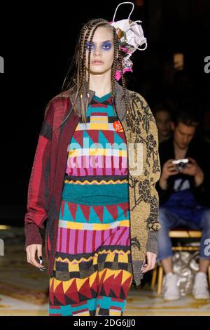 Un modello cammina sulla pista durante il Vivienne Westwood Fashion Show alla FW17 che si tiene a Parigi, Francia il 3 marzo 2017. Foto di Alain Gil Gonzalez /ABACAPRESS.COM Foto Stock