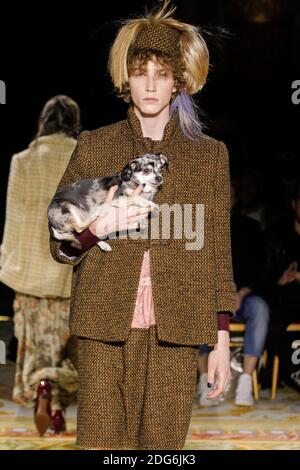 Un modello cammina sulla pista durante il Vivienne Westwood Fashion Show alla FW17 che si tiene a Parigi, Francia il 3 marzo 2017. Foto di Alain Gil Gonzalez /ABACAPRESS.COM Foto Stock