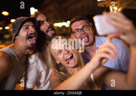 Giovani che prendono selfie pazzo con il cellulare Foto Stock