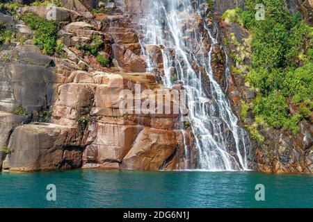 Cascata lungo una scogliera sul lago di tutti i santi tra Puerto Varas in Cile e Bariloche in Argentina. Foto Stock
