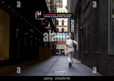 Melbourne, Australia, 3 agosto 2020. Una donna è vista camminare attraverso uno dei vicoli deserti di Melbourne durante il COVID-19 a Melbourne, Australia. Mentre Melbourne sperimenta il suo primo giorno di restrizioni di fase 4, insieme a un coprifuoco dalle 20:00 alle 5:00, il Premier Daniel Andrews ha annunciato oggi il piano di chiusura per tutte le attività, tranne quelle più essenziali, almeno per le prossime 6 settimane. Victoria ha registrato altri 429 casi COVID-19 e altri 13 decessi, portando gli stati totale casi attivi a 6,489.Credit: Dave Hewison/Alamy Live News Foto Stock