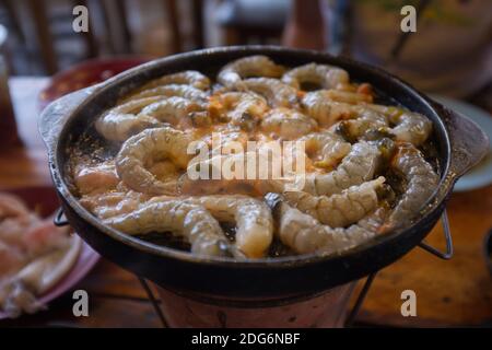 Buffet thailandese con gamberi cucinati su una padella per barbecue. Barbecue tailandese o (Moo Kratha) Foto Stock