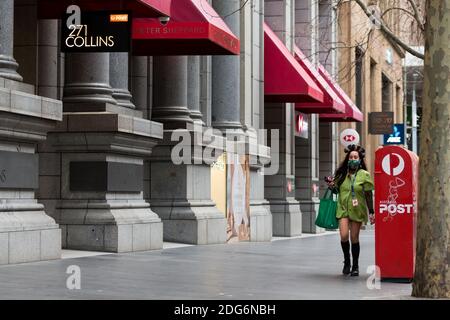 Melbourne, Australia, 3 agosto 2020. Una donna che indossa un pezzo di capelli elaborato e una maschera facciale è visto a piedi da 271 Collins Street durante COVID-19 a Melbourne, Australia. Mentre Melbourne sperimenta il suo primo giorno di restrizioni di fase 4, insieme a un coprifuoco dalle 20:00 alle 5:00, il Premier Daniel Andrews ha annunciato oggi il piano di chiusura per tutte le attività, tranne quelle più essenziali, almeno per le prossime 6 settimane. Victoria ha registrato altri 429 casi COVID-19 e altri 13 decessi, portando gli stati totale casi attivi a 6,489.Credit: Dave Hewison/Alamy Live News Foto Stock
