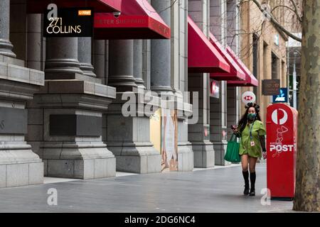 Melbourne, Australia, 3 agosto 2020. Una donna che indossa un pezzo di capelli elaborato e una maschera facciale è visto a piedi da 271 Collins Street durante COVID-19 a Melbourne, Australia. Mentre Melbourne sperimenta il suo primo giorno di restrizioni di fase 4, insieme a un coprifuoco dalle 20:00 alle 5:00, il Premier Daniel Andrews ha annunciato oggi il piano di chiusura per tutte le attività, tranne quelle più essenziali, almeno per le prossime 6 settimane. Victoria ha registrato altri 429 casi COVID-19 e altri 13 decessi, portando gli stati totale casi attivi a 6,489.Credit: Dave Hewison/Alamy Live News Foto Stock
