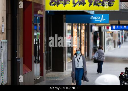 Melbourne, Australia, 3 agosto 2020. Una donna che indossa una maschera è visto camminare lungo Swanston Street durante COVID-19 a Melbourne, Australia. Mentre Melbourne sperimenta il suo primo giorno di restrizioni di fase 4, insieme a un coprifuoco dalle 20:00 alle 5:00, il Premier Daniel Andrews ha annunciato oggi il piano di chiusura per tutte le attività, tranne quelle più essenziali, almeno per le prossime 6 settimane. Victoria ha registrato altri 429 casi COVID-19 e altri 13 decessi, portando gli stati totale casi attivi a 6,489.Credit: Dave Hewison/Alamy Live News Foto Stock