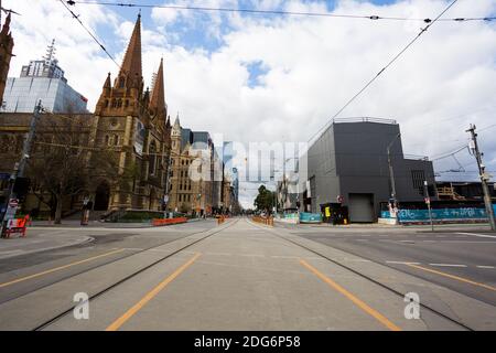 Melbourne, Australia, 6 agosto 2020. Una vista di Flinders Street durante il COVID-19 a Melbourne, Australia. Le restrizioni della fase 4 continuano a Melbourne poiché i permessi di lavoro entrano in vigore oggi a mezzanotte. Questo viene come un ulteriore 471 nuovi casi COVID-19 sono stati scoperti overnight.Credit: Dave Hewison/Alamy Live News Foto Stock