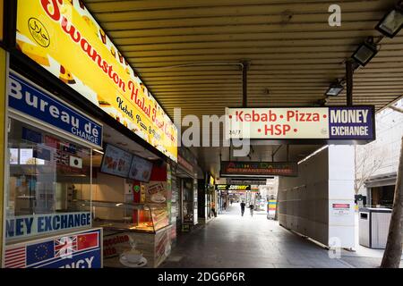 Melbourne, Australia, 6 agosto 2020. Un rivenditore rimane aperto tra tutti gli altri su Swanston Street durante il COVID-19 a Melbourne, Australia. Le restrizioni della fase 4 continuano a Melbourne poiché i permessi di lavoro entrano in vigore oggi a mezzanotte. Questo viene come un ulteriore 471 nuovi casi COVID-19 sono stati scoperti overnight.Credit: Dave Hewison/Alamy Live News Foto Stock