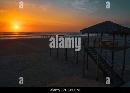 Silhouette della tipica stazione della torre Lifeguard al tramonto, torre Baywatch sulla spiaggia. Foto Stock