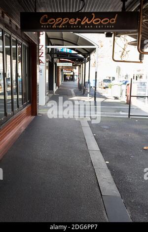 Carlton, Australia, 9 agosto 2020. Una vista del marciapiede su Lygon Street, una volta disseminata di ristoranti Alfresco Dining pieni di clienti durante tutto il giorno, ora completamente vuoto durante il COVID-19 a Melbourne, Australia. Little Italy in Lygon Street continua a crollare dove oltre 22 locali, un tempo frequentati caffè e ristoranti, sono vuoti e alla ricerca di nuovi inquilini. Mentre le restrizioni della fase 4 strangolano la città di Melbourne, gli affari stanno cadendo come mosche e una volta le strade iconiche come Lygon rimangono deserte. La tregua sembra essere improbabile in quanto altri 394 nuovi casi di Coronavirus sono stati scoperti Foto Stock
