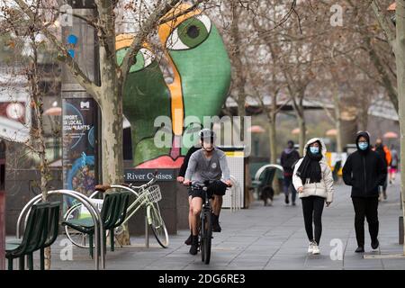 Melbourne, Australia, 14 agosto 2020. Durante il COVID-19 a Melbourne, Australia, gli abitanti del posto si allenano lungo il fiume Yarra. Victoria ha registrato 14 decessi correlati a COVID, tra cui un 20 anni, segnando il più giovane a morire di Coronavirus in Australia, e altri 372 nuovi casi overnight.Credit: Dave Hewison/Alamy Live News Foto Stock