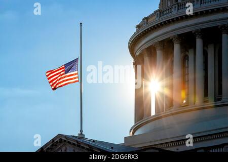 Washington, DC, USA, 7 dicembre 2020. Nella foto: La bandiera americana illuminata dal sole mentre vola a metà del personale al Campidoglio degli Stati Uniti in memoria delle vite perse durante l'attacco a Pearl Harbor in questa data nel 1941, che ha portato gli Stati Uniti a scherzare gli Alleati nella seconda guerra mondiale Le bandiere volano a metà personale ogni 7 dicembre in osservazione del National Pearl Harbor Remembrance Day. Credit: Alison C Bailey/Alamy Live News Foto Stock