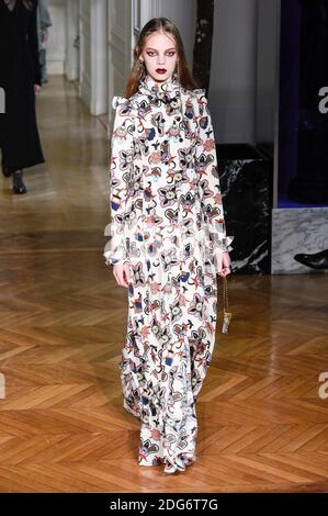 Una modella cammina sulla pista durante il Valentino Fashion Show alla FW17 che si tiene a Parigi, in Francia, il 4 marzo 2017. Foto di Alain Gil Gonzalez /ABACAPRESS.COM Foto Stock