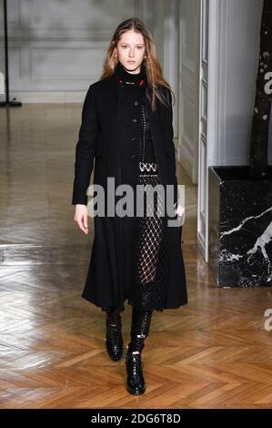 Una modella cammina sulla pista durante il Valentino Fashion Show alla FW17 che si tiene a Parigi, in Francia, il 4 marzo 2017. Foto di Alain Gil Gonzalez /ABACAPRESS.COM Foto Stock