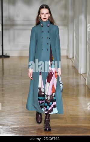 Una modella cammina sulla pista durante il Valentino Fashion Show alla FW17 che si tiene a Parigi, in Francia, il 4 marzo 2017. Foto di Alain Gil Gonzalez /ABACAPRESS.COM Foto Stock