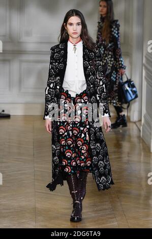 Una modella cammina sulla pista durante il Valentino Fashion Show alla FW17 che si tiene a Parigi, in Francia, il 4 marzo 2017. Foto di Alain Gil Gonzalez /ABACAPRESS.COM Foto Stock