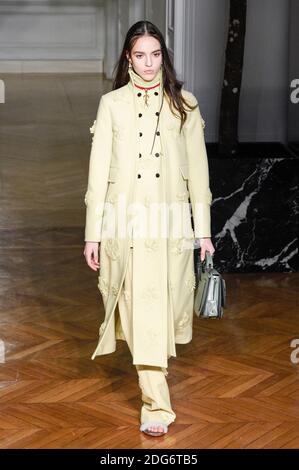 Una modella cammina sulla pista durante il Valentino Fashion Show alla FW17 che si tiene a Parigi, in Francia, il 4 marzo 2017. Foto di Alain Gil Gonzalez /ABACAPRESS.COM Foto Stock