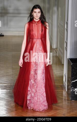 Una modella cammina sulla pista durante il Valentino Fashion Show alla FW17 che si tiene a Parigi, in Francia, il 4 marzo 2017. Foto di Alain Gil Gonzalez /ABACAPRESS.COM Foto Stock