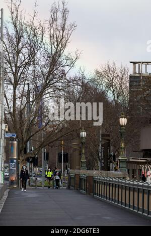 Melbourne, Australia, 18 agosto 2020. I Melbourniani godono del loro tempo esterno di un'ora come forme arcobaleno dietro di loro durante COVID-19 a Melbourne, Australia. La quarantena dell'hotel ha collegato al 99% dei casi COVID-19 di Victoria, ha detto l'inchiesta. Questo avviene in altri 222 nuovi casi scoperti insieme a 17 decessi. Melbourne continua a reeling sotto le restrizioni di fase 4 con speculazione che sarà esteso.Credit: Dave Hewison/Alamy Live News Foto Stock