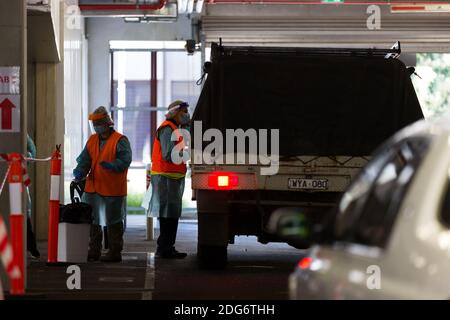 Bendigo, Australia, 21 agosto 2020. Gli operatori sanitari e l'ADF continuano a testare il Coronavirus alla Bendigo Health Drive attraverso la stazione di test durante COVID-19 a Bendigo, Australia. Nonostante il grande consiglio di Bendigo abbia solo 27 casi attivi di Coronavirus e che sta cadendo, la città si sta ribellando alle restrizioni della terza fase in cui le imprese stanno chiudendo, le crescenti preoccupazioni per la salute mentale e l'obbligo di indossare maschere facciali, in molti casi quando le strade sono completamente vuote. Victoria ha registrato altri 179 nuovi casi durante la notte e altre 9 persone sono scomparse, portando gli stati d Foto Stock