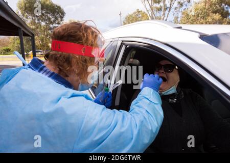 Bendigo, Australia, 21 agosto 2020. Gli operatori sanitari continuano a testare il Coronavirus presso la stazione di test MyDoc Healthcare durante il COVID-19 a Bendigo, Australia. Nonostante il grande consiglio di Bendigo abbia solo 27 casi attivi di Coronavirus e che sta cadendo, la città si sta ribellando alle restrizioni della terza fase in cui le imprese stanno chiudendo, le crescenti preoccupazioni per la salute mentale e l'obbligo di indossare maschere facciali, in molti casi quando le strade sono completamente vuote. Victoria ha registrato altri 179 nuovi casi durante la notte e altre 9 persone sono scomparse, portando gli stati a morte t Foto Stock