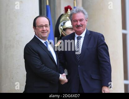 Il presidente francese Francois Hollande stringe le mani con il ministro degli Esteri lussemburghese Jean Asselborn al suo arrivo il 7 marzo 2017 al palazzo presidenziale Elysee di Parigi. Foto di Somer/ABACAPRESS.COM Foto Stock