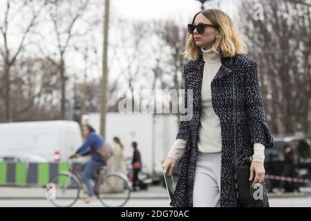 Stile Street, fashionista che arriva al Chanel Autunno-Inverno 2017-2018 Show tenutosi al Grand Palais, a Parigi, Francia, il 7 marzo 2017. Foto di Silviu Doroftei/ABACAPRESS.COM Foto Stock